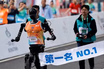 Tiangong Ultra, một robot hình người, chạy qua vạch đích và giành vị trí đầu tiên trong cuộc đua Bán Marathon Robot Hình Người E-Town, tại Bắc Kinh, Trung Quốc vào năm ngoái. Ảnh: Reuters.