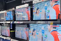 Các mẫu tivi trong cửa hàng Bic Camera ở quận Chiyoda, trung tâm Tokyo. Ảnh: Nikkei Asia.