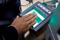 Một phụ nữ đang thực hiện quy trình quét vân tay để đăng ký vào hệ thống cơ sở dữ liệu Mã định danh duy nhất (UID), còn được gọi là Aadhaar, tại một trung tâm đăng ký ở New Delhi, Ấn Độ. Ảnh: Reuters.