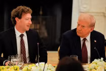 Tổng thống Mỹ Donald Trump nói chuyện với Giám đốc điều hành Meta, Mark Zuckerberg. Ảnh: Reuters.