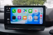 Tính năng Apple CarPlay trên màn hình giải trí ô tô. Ảnh: BGR.