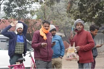 Các công nhân chờ đợi nhà thầu đến giao việc làm theo ngày tại làng Dhire, thuộc bang Bihar của Ấn Độ. Ảnh: Nikkei Asia.