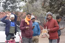 Các công nhân chờ đợi nhà thầu đến giao việc làm theo ngày tại làng Dhire, thuộc bang Bihar của Ấn Độ. Ảnh: Nikkei Asia.