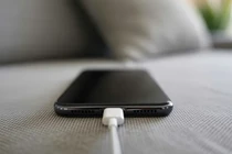 Lý do điện thoại của bạn sạc chậm. Ảnh: BGR.