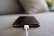 Lý do điện thoại của bạn sạc chậm. Ảnh: BGR.