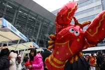 Người dân Trung Quốc xếp hàng để chuẩn bị và cài đặt OpenClaw. Ảnh: Nikkei Asia. 