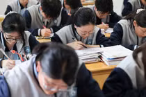 Học sinh trung học Trung Quốc ôn tập tại Lianyungang, tỉnh Giang Tô. Ảnh: Nikkei Asia.