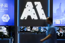 Một người tham dự Hội nghị Trí tuệ Nhân tạo Thế giới tại Thượng Hải, Trung Quốc. Ảnh: Reuters.