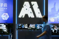 Một người tham dự Hội nghị Trí tuệ Nhân tạo Thế giới tại Thượng Hải, Trung Quốc. Ảnh: Reuters.