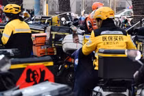Việc kiểm tra lỏng lẻo của các nhà điều hành ứng dụng giao hàng ở Trung Quốc đã cho phép các nhà cung cấp giả mạo đăng ký trên các nền tảng này. Ảnh: Nikkei Asia.