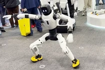 Robot hình người của Agibot trước quan khách tại CES 2026 ở Las Vegas. Ảnh: Nikkei Asia.