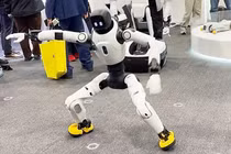 Robot hình người của Agibot trước quan khách tại CES 2026 ở Las Vegas. Ảnh: Nikkei Asia.
