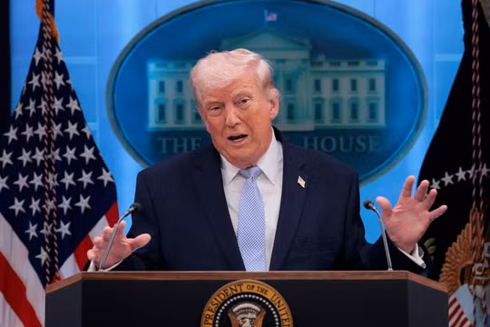 Ông Trump cảnh báo Iran trả giá đắt nếu tấn công tàu ở Hormuz, dọa ném bom phá hủy hạ tầng