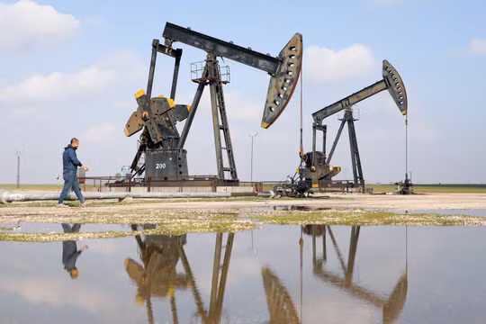 Giá dầu bật tăng sau tuyên bố gây sốc của Iran về eo biển Hormuz