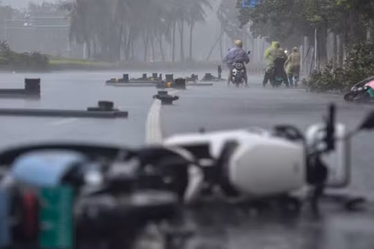 Bão Bavi tiến gần Trung Quốc: Gần 100.000 người sơ tán khẩn cấp, mưa lớn sắp trút xuống