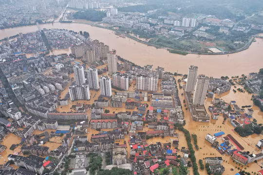Bão Ba Vì dai dẳng sau 2 ngày đổ bộ, Trung Quốc căng mình đối phó lũ lụt nghiêm trọng