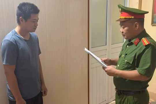 Khởi tố đối tượng say rượu đập phá tài sản, xúc phạm cán bộ UBND xã ở Hưng Yên