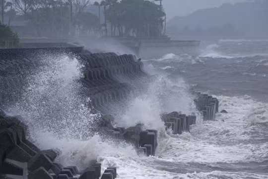 Siêu bão Dolphin tiếp tục mở rộng phạm vi ảnh hưởng, cảnh báo biển được kích hoạt
