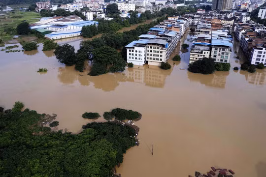 Mưa lớn bao trùm khu vực Tây Bắc Trung Quốc, cảnh báo nguy cơ lũ lụt và sạt lở đất tăng cao