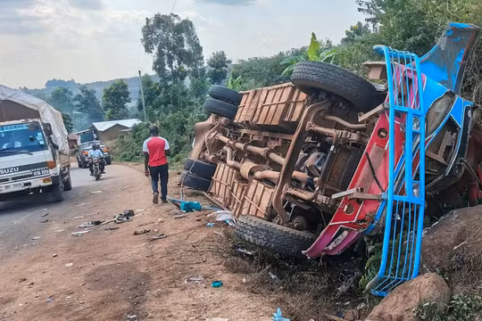 Xe buýt chở đoàn học sinh gặp tai nạn thảm khốc ở Uganda, ít nhất 20 người thiệt mạng