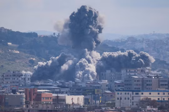 Israel trút “mưa hỏa lực” không kích miền Nam Lebanon sau ngày đàm phán đầu tiên tại Rome