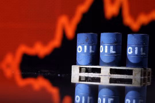 Giá dầu tăng sốc 3% khi Mỹ - Iran mở rộng tấn công ở Trung Đông, thị trường năng lượng dậy sóng