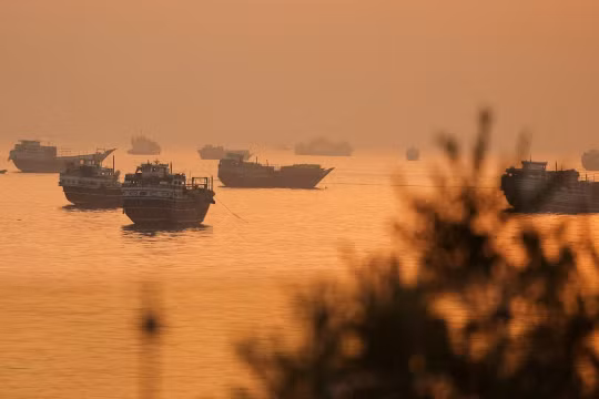 Giao thông qua eo biển Hormuz giảm mạnh, gần như ngừng hoạt động do căng thẳng Trung Đông leo thang