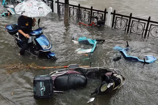 Siêu bão Dolphin đổ bộ sâu vào Trung Quốc, Bắc Kinh nâng cảnh báo mưa lớn lên mức cao