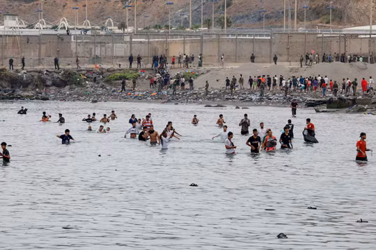 Tây Ban Nha dựng rào chắn nổi ở Ceuta sau vụ vượt biên khiến 67 người thiệt mạng