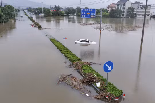 “Quái bão” Dolphin áp sát Hồ Bắc (Trung Quốc), hoàn lưu khổng lồ đe dọa nhiều khu vực