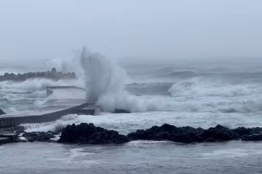 “Quái bão” Dolphin rời xa quần đảo Ogasawara, tiến gần khu vực Okinawa và Amami