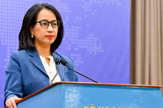 Đưa 48 người được cứu sống trên tàu Khôi Nguyên 18 trở về đất liền