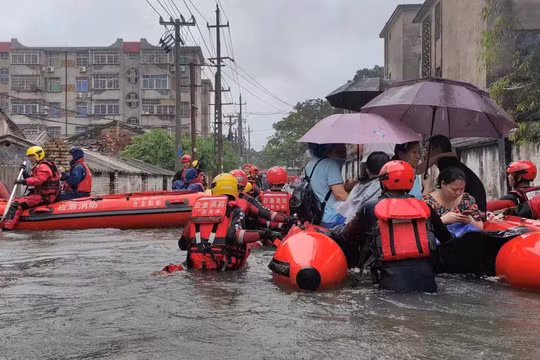 Trung Quốc đối mặt "lũ chồng lũ", mưa như trút nước đe dọa nhấn chìm nhiều khu vực
