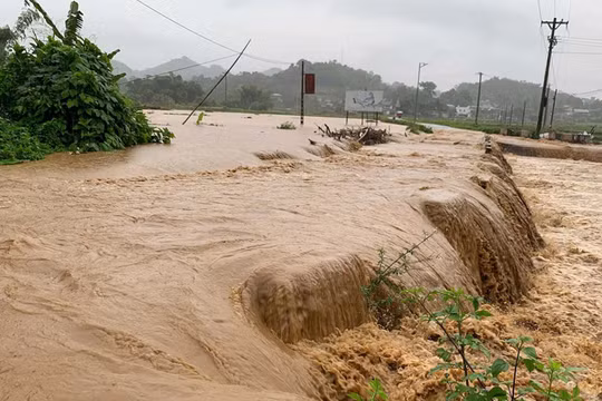Mưa lớn bao trùm vùng núi Bắc Bộ, cảnh báo khẩn cấp lũ quét và sạt lở tại 5 tỉnh thành