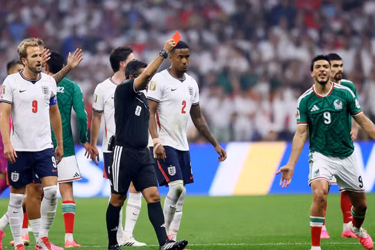 Các cựu trọng tài FIFA lên tiếng, chỉ ra nghịch lý trong án phạt của Quansah và Balogun