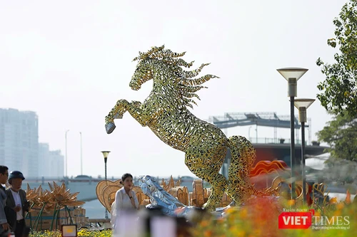 Linh vật ngựa mang tên “Kim Mã Hợp Nhất” mạnh mẽ đại diện cho hình ảnh Đà Nẵng mới hiện đại dần hoàn thành đã thu hút du khách.