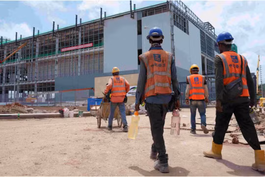 Các công nhân xây dựng đi bộ đến một tòa nhà trung tâm dữ liệu đang được xây dựng tại Khu công nghệ Sedenak ở bang Johor, Malaysia. Ảnh: Nikkei Asia.