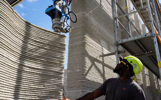 Một cánh tay robot thuộc hệ thống sản xuất bồi đắp đang xếp chồng các lớp bê tông để xây dựng tòa nhà in 3D lớn nhất châu Âu tại Heidelberg, Đức. Ảnh: Nikkei Asia.