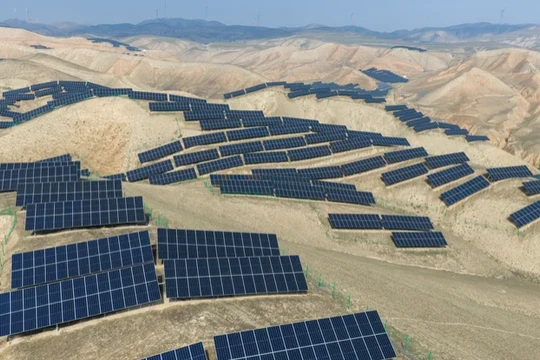 Trang trại năng lượng mặt trời lớn nhất Trung Quốc đang âm thầm thay đổi sa mạc xung quanh. Ảnh: BGR.