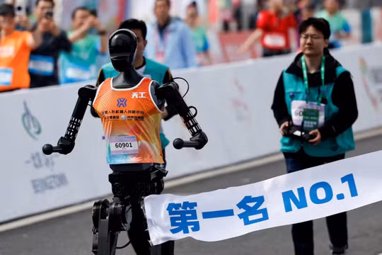 Tiangong Ultra, một robot hình người, chạy qua vạch đích và giành vị trí đầu tiên trong cuộc đua Bán Marathon Robot Hình Người E-Town, tại Bắc Kinh, Trung Quốc vào năm ngoái. Ảnh: Reuters.