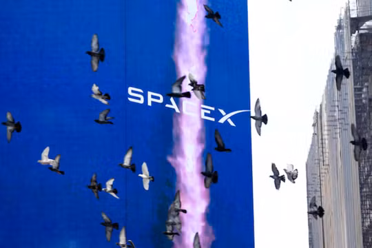 Lượng cổ phiếu SpaceX giao dịch trên thị trường tăng gấp đôi sau khi hết hạn lệnh cấm bán. Ảnh: Reuters.