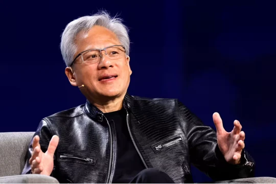 Jensen Huang, chủ tịch kiêm CEO của Nvidia, phát biểu tại CES 2026 ở Las Vegas. Ảnh: Nikkei Asia.