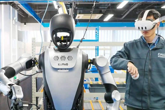Tin nóng công nghệ 20/3: Trung Quốc điều khiển robot hình người bằng điện toán vệ tinh