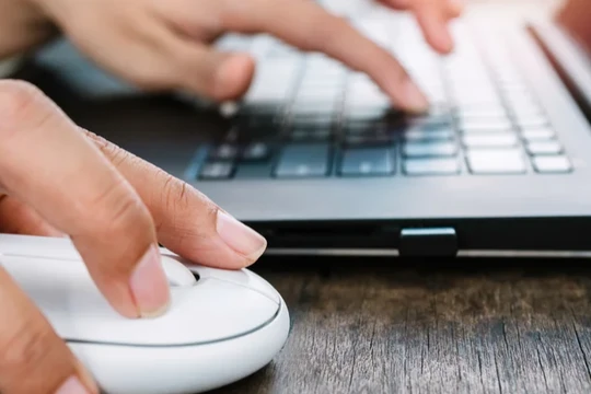 Có thể chúng ta đang kết nối chuột với máy tính sai cách. Ảnh: BGR.