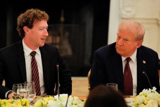 Tổng thống Mỹ Donald Trump nói chuyện với Giám đốc điều hành Meta, Mark Zuckerberg. Ảnh: Reuters.