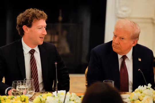 Tổng thống Mỹ Donald Trump nói chuyện với Giám đốc điều hành Meta, Mark Zuckerberg. Ảnh: Reuters.