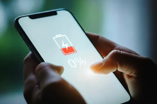 Những thói quen đang bòn rút tuổi thọ pin điện thoại của bạn. Ảnh: BGR.