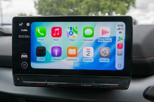 Tính năng Apple CarPlay trên màn hình giải trí ô tô. Ảnh: BGR.