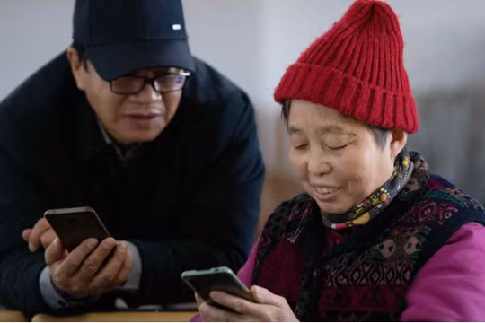 Người cao tuổi học cách sử dụng điện thoại thông minh tại một trường đại học dành cho người cao tuổi ở Thái Nguyên, Trung Quốc. Ảnh: Nikkei Asia.
