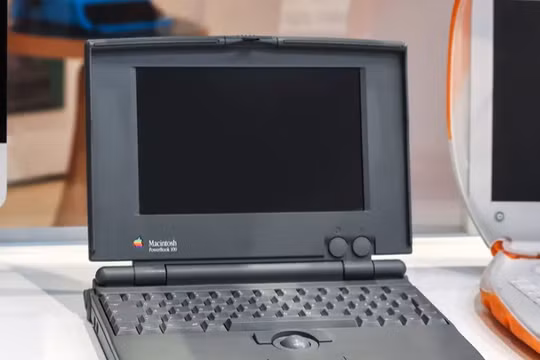 Mẫu Macintosh Portable của Apple ra mắt năm 1989. Ảnh: BGR.